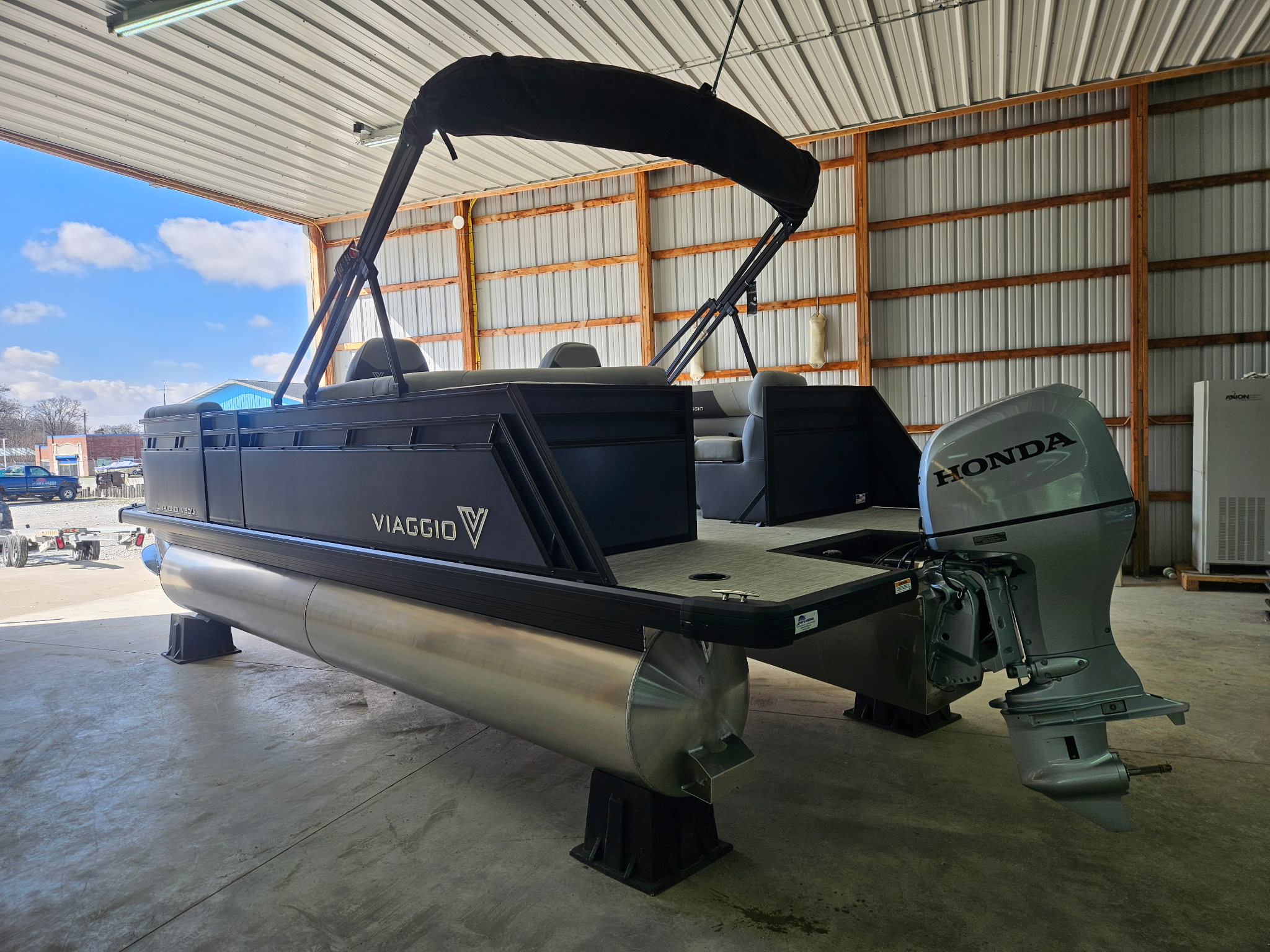 2025 Viaggio LAGO V 20U — front three-quarter view