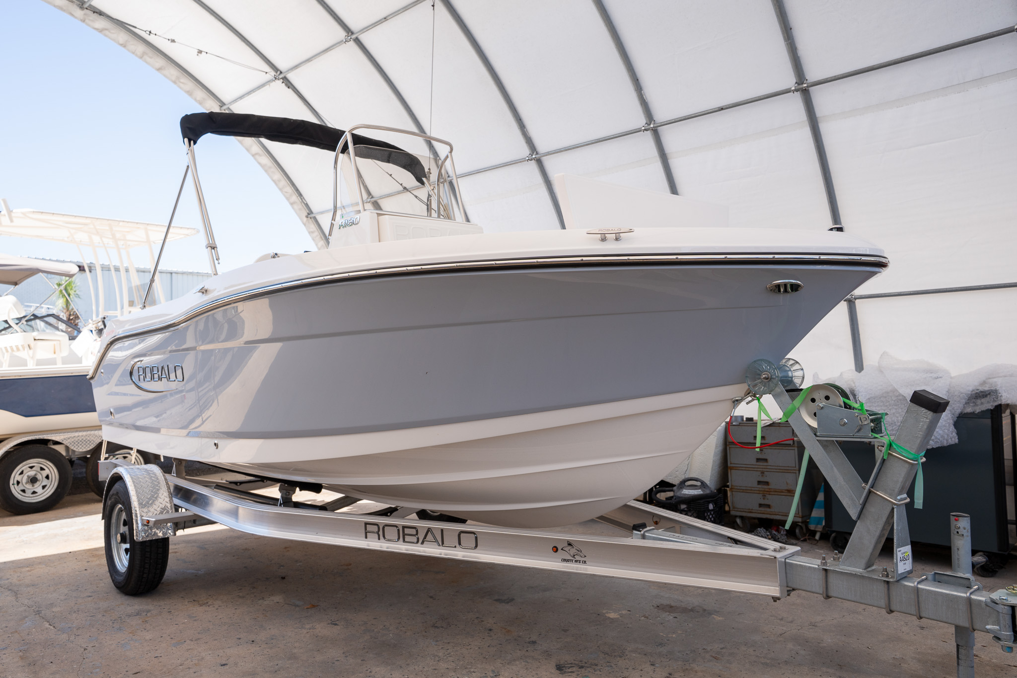 2025 Robalo R180